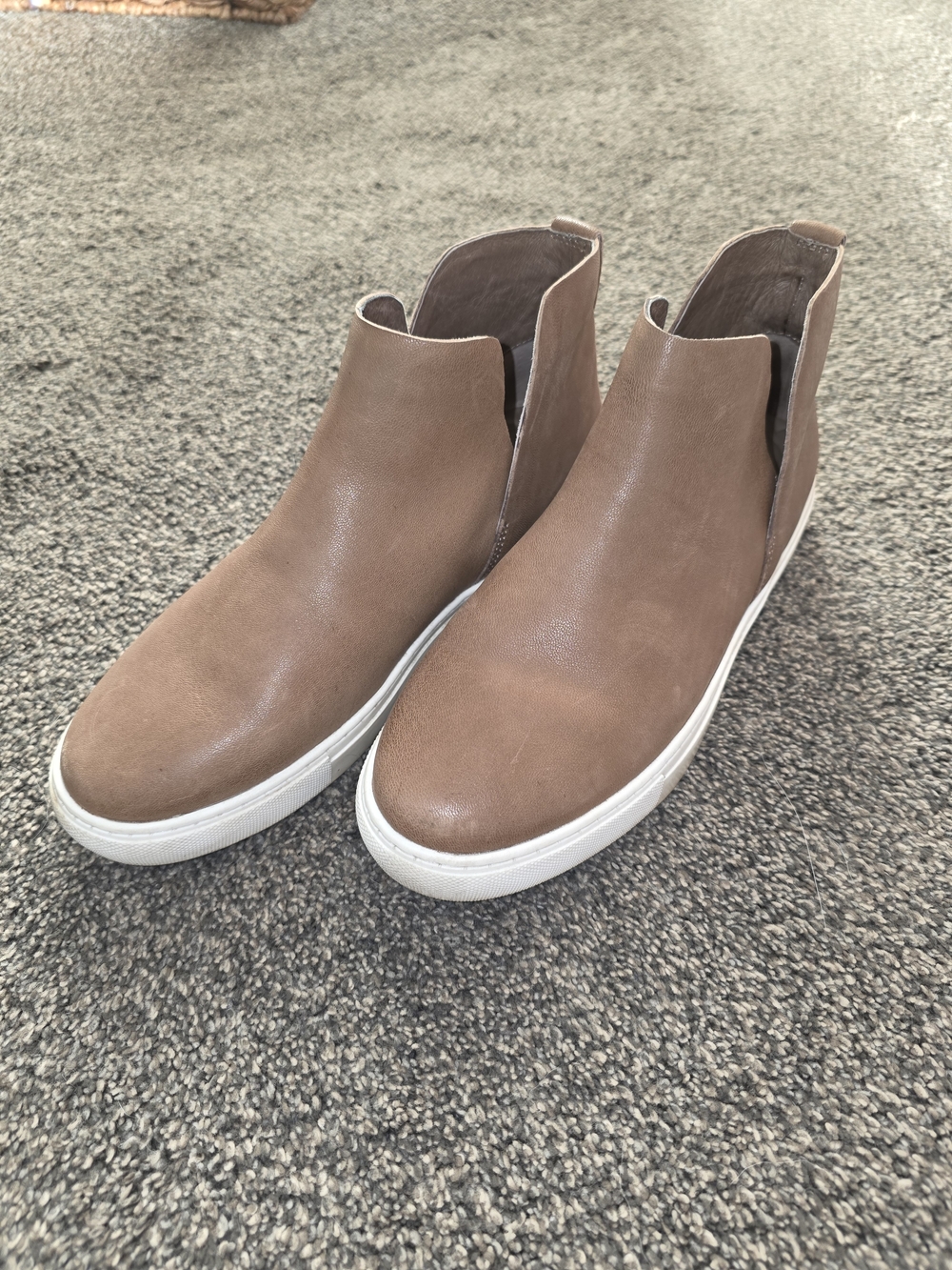 Birdies Tan Slip-On Ankle Booties with White Sole Size 9 In Good Condition